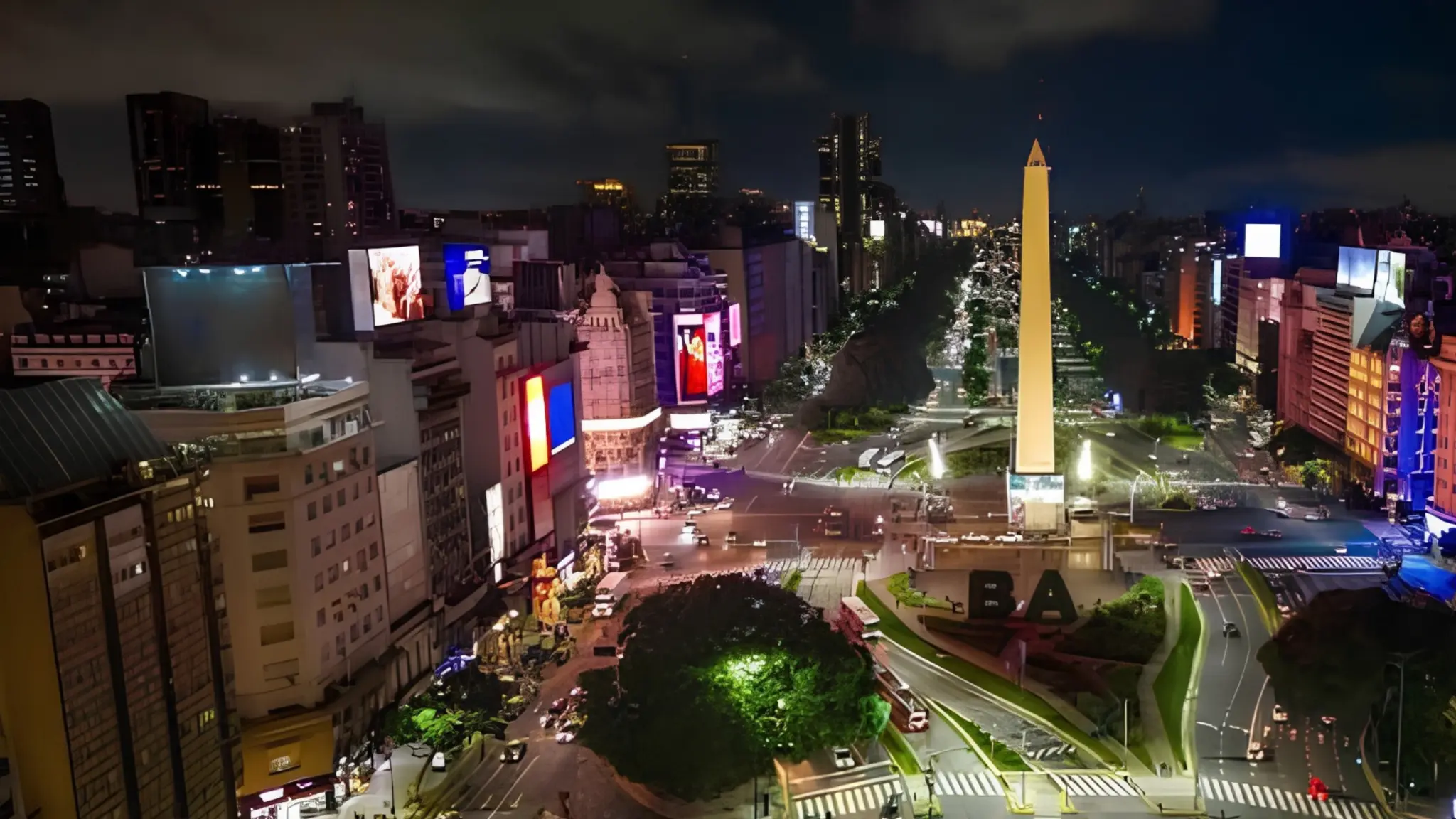 El Obelisco y la avenida 9 de Julio de Buenos Aires iluminados de noche.